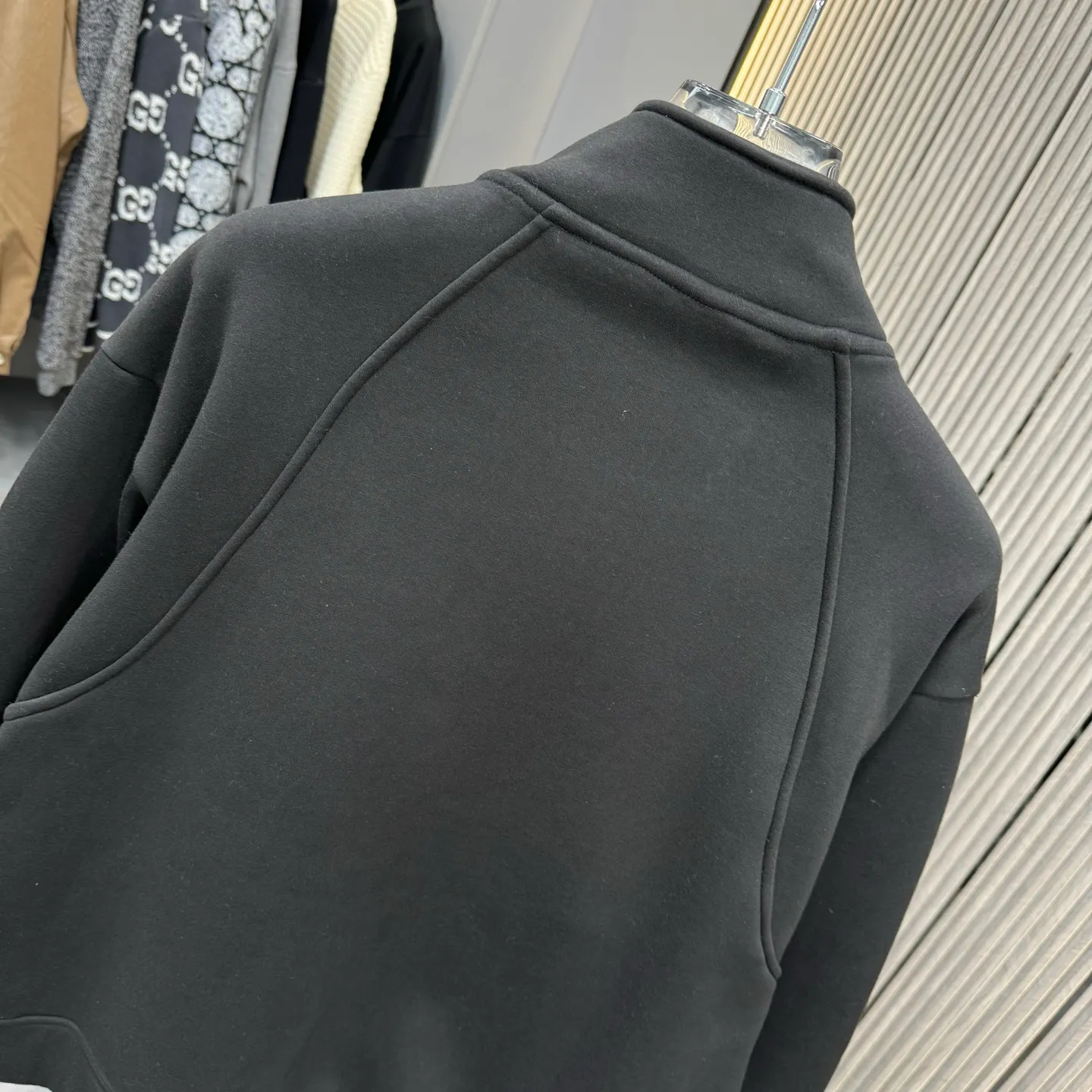 P320 POLO Ralph Lauren 2025 Autumn and Winter New Casual Heavy Industry Suit High Edition Produced! The top version of the trading company channel order, external orders for imported custom fabrics, high breathability and comfort, impeccable details, absolutely worth buying! This type of suit is also a must-have for lazy people. You don’t have to think about how to match it, you can just get it in one set! Brand element design concept, delicate and soft feel! It presents a casual cut and the upper body shape is great! On sale simultaneously on the official website! From a high-end men's positioning brand, the low-key luxury taste is irresistible! Exquisite workmanship and impeccable quality! The overall style is simple, fashionable and timeless, fully meeting the requirements of stylish and tasteful dressing! Size: S M L XL (or please state your height and weight when placing an order)